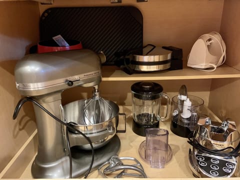 Stovetop grill, waffle iron, Kitchenaid  mixer, Food processor/blender combo
