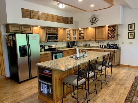 Large Eat In Kitchen w/Gas Stove, Double Toaster, Coffee maker, K-Cup, Grinder 