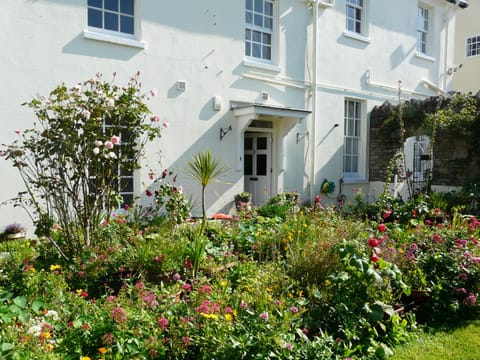 Own Entrance to Ground and Lower Floor Apartment