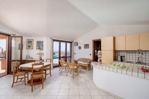 villa for rent in Costa Paradiso with a spectacular sea view and private pool, living room