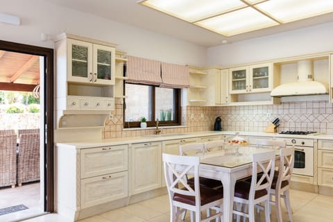 Fully equipped kitchen with access to the veranda!