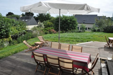 A large ipe wood terrasse