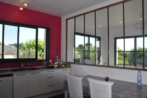 The kitchen, full of light, is very well integrated with the dining room