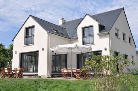 The house is oriented South, with a very calm and pleasant garden