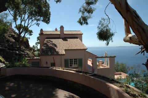 2 private Parkings west of the villa