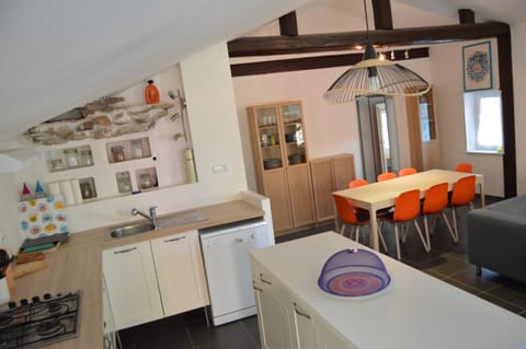 Mirabeau, house  6p  large terrace, garden and pool House in Auvergne-Rhône-Alpes