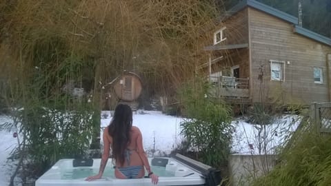 Outdoor spa tub