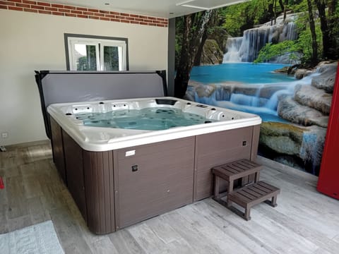Indoor spa tub