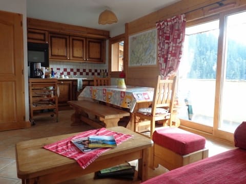 Living room, a bay window opening onto south balcony and a view of the valley