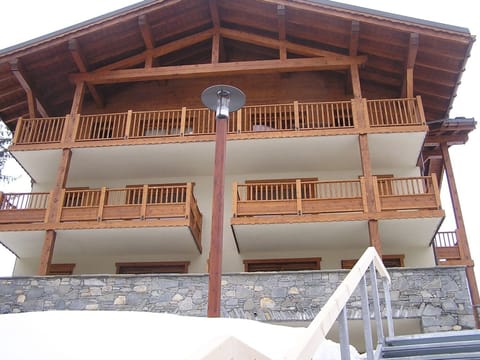 Chalet B of Les Ourson: first-floor flat, to the right (stone balcony)