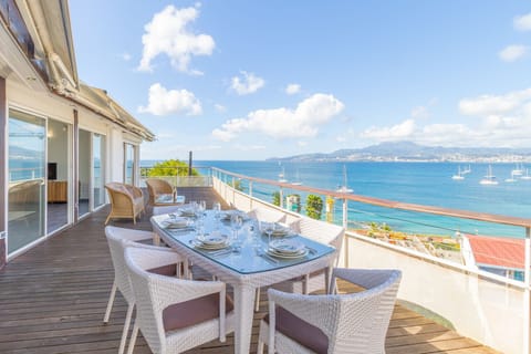 The luxury apartment Infinity, an enchanting view of one of the five most beautiful bays in the world, in the heart of the tourist animation and near the beaches.