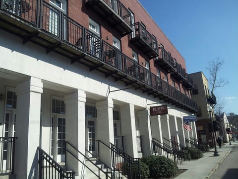 The picture is the front of the condo complex. The unit is in the back building.