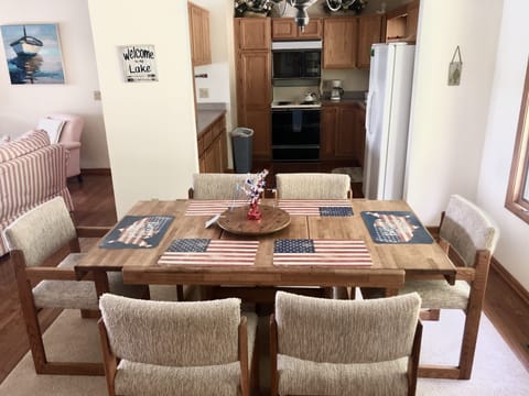 Dinning for 6! (upstairs)