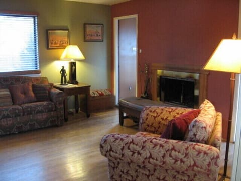 living room with Fireplace