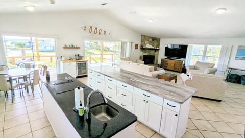 Bright & Airy, opens to Deck overlooking Pool