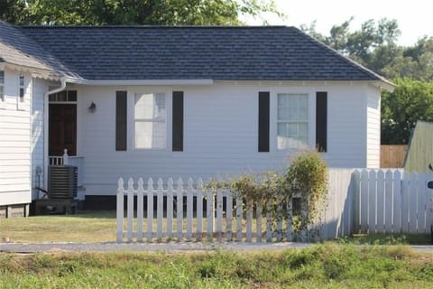 The cottage attached by breezeway. Completely separate from main house. 