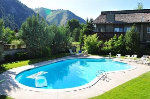 Heated pool Memorial Day to Labor Day with amazing views.