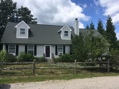 Front of house--driveway is to the right.  Dead end street!
