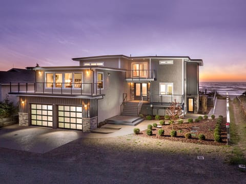 7500 sq/ft. Direct Ocean Front Estate. Max occupancy is 20 total
