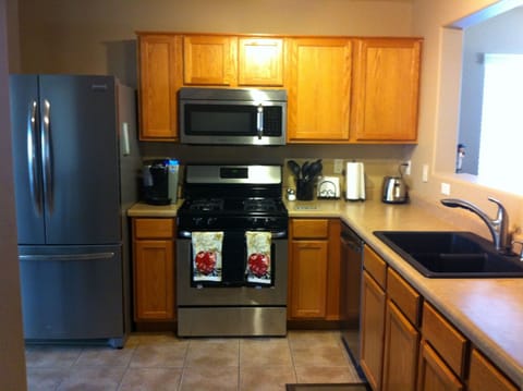 Easy kitchen. Gas stove. Keurig coffee maker.