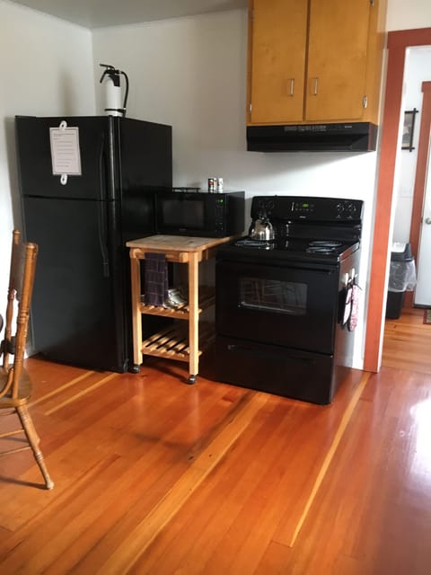 Kitchen: electric stove