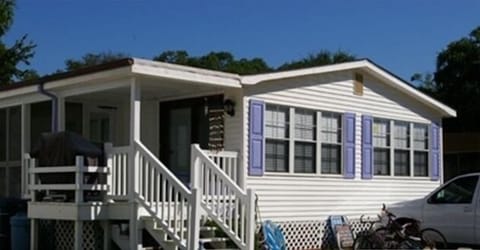 FRONT VIEW OF BEACH HOUSE       SECONDS FROM THE BEACH