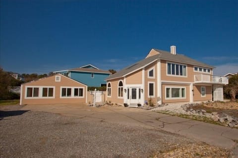 Main house and guest cottage separated by an entranceway into the outdoor pool