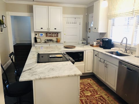 Beautiful kitchen to enjoy cooking family meals! 