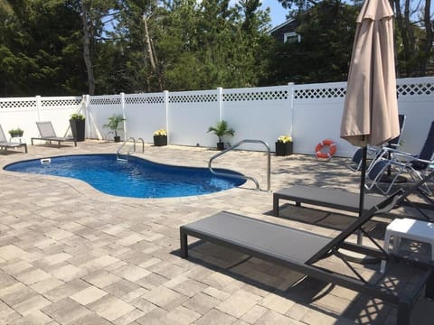 Outdoor Oasis Pool & Lounge