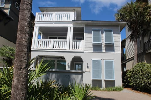 Villa Paradiso - 193 Geoff Wilder - freshly painted in 2019