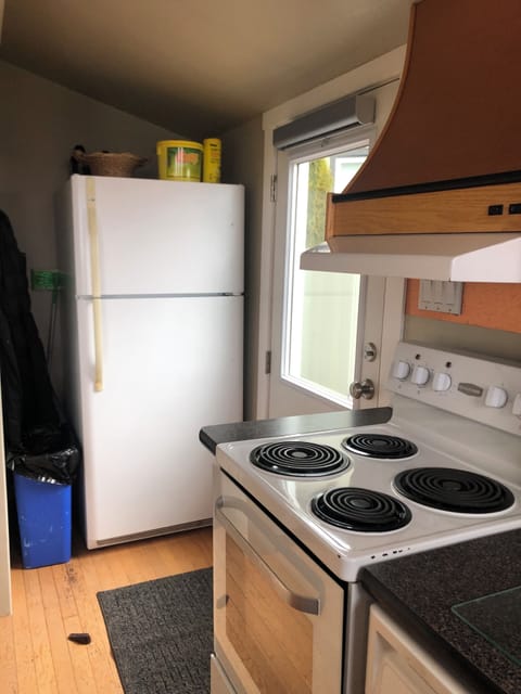 Kitchen with fridge/stove/dishwasher/microwave/coffee maker(coffee&tea)/toaster