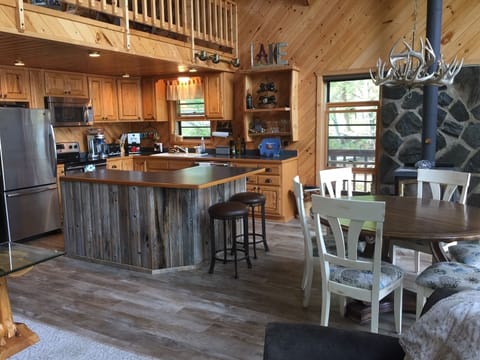 Modern amenities in kitchen & seating for 6 at table with 2 bar stools at island