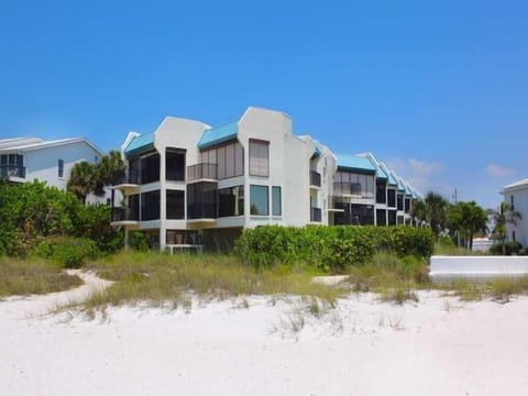 Sun Plaza West is a well manicured beachfront condo complex at an ideal location