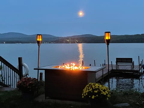 4’ propane fire pit with tiki torches