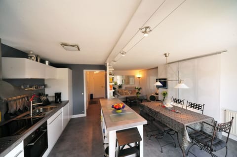 Living, Kitchen & Dining Area
Sejour & Cuisine