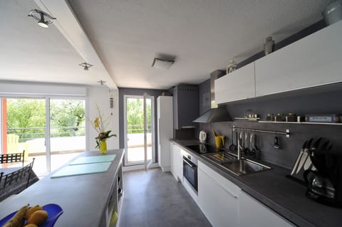 Kitchen / Terrace
Cuisine / Terrasse