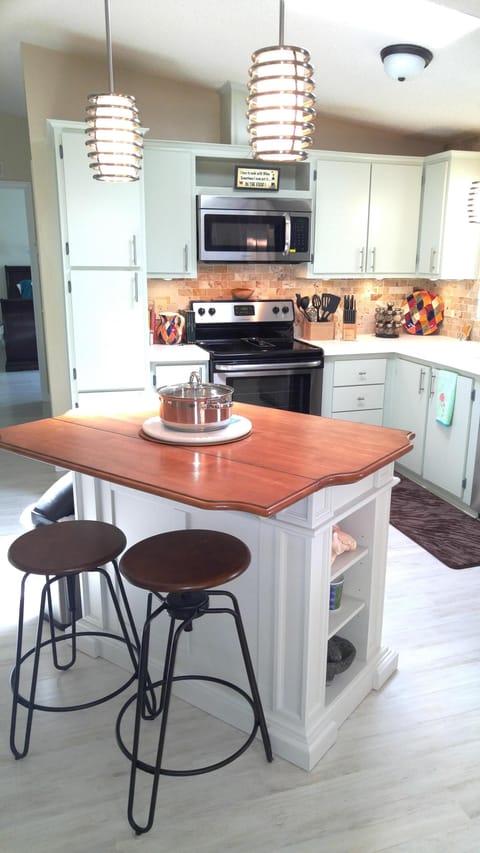 kitchen- fully stocked, new appliances