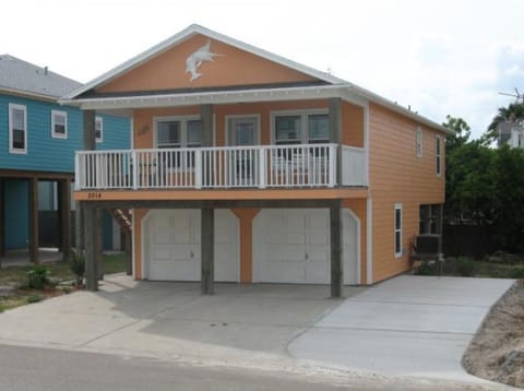 Neighborhood has restaurant, pool, hot tub, beach boardwalk & golf cart access.