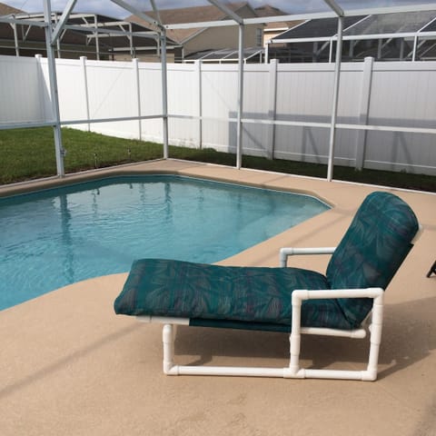 Private fenced in yard. relax in private.