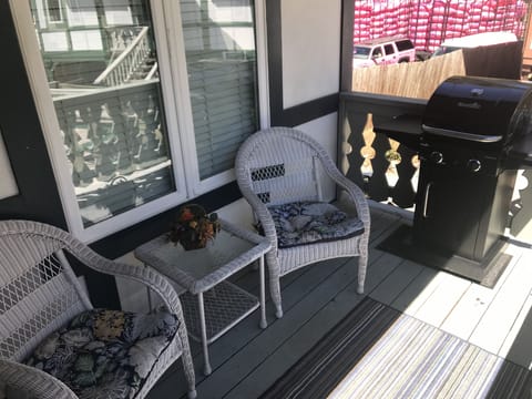 2nd level deck & gas grill