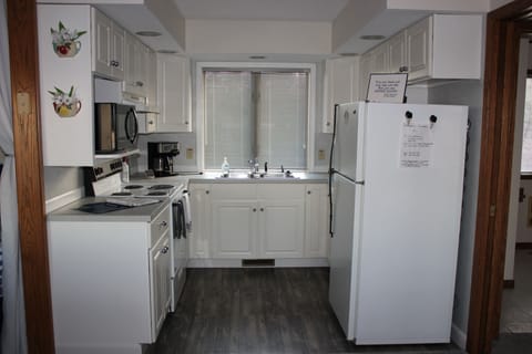 Kitchen complete with refrigerator, stove/oven, microwave and all the essentials