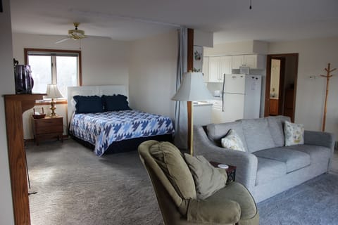 Queen bed in ell of living room
