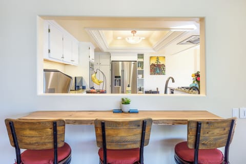 Enjoy your guests while cooking in kitchen