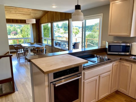 Open floor plan for socializing.