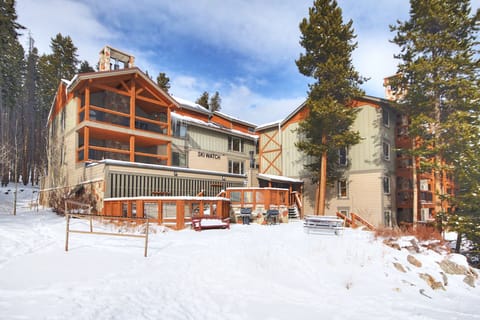 Hot tubs and BBQ grill area near ski lockers and pushoff