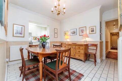 Dining room with seating for 6 people 