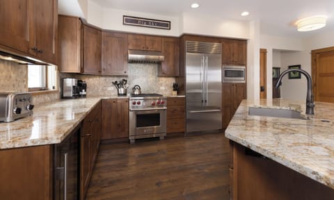 5 Claim Jumper kitchen3