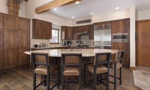 5 Claim Jumper kitchen1