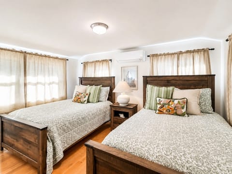 Bedroom with 2 double beds