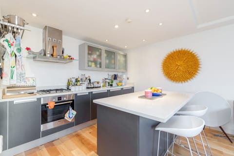 Kitchen and eat in breakfast island